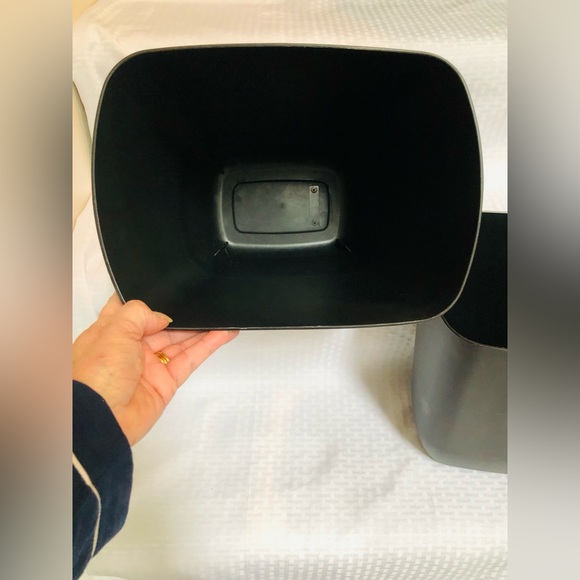Black Plastic Trash Cans Good as New Measurements in Pictures - Picture 3 of 6